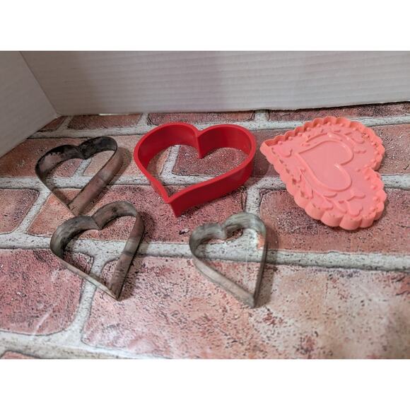 Lot of 13 Vintage Plastic & Metal Cookie Cutters Holiday Animals Heart Leaf - Picture 8 of 9